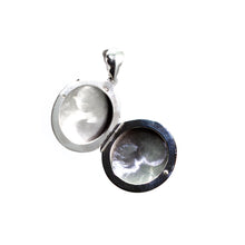 Load image into Gallery viewer, Silver pendant
